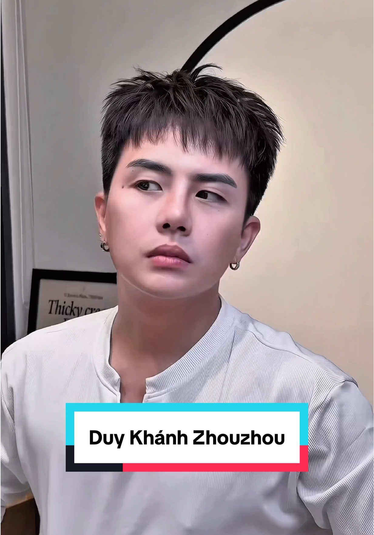 Kiểu tóc textured fringe ngắn cho quý ngài Jour de soy. Mọi người tiếp tục ủng hộ út @DUY KHÁNH ZHOUZHOU và Gia đình Haha nhé 🤭🤭🤭 #chutuancatcham #damhairstudio #hairstyle #hairstyling #viral #xuhuong #xuhuongtiktok #fyp #dailyvlog #tocngan #tocnamdep #tocdep #traidep #hairstylist #barber #hairjourney 