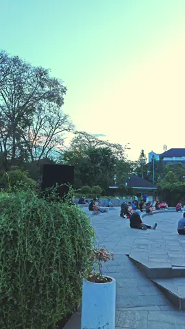 lapangan gasibu smakin sore smakin rame..  #alunalunbandung #bandung #bandungsianghari #bandungmalamhari #kotabandung #bandungpisan #fyp #jalanasiaafrika #jalanasiaafrika #bandungpagihari #lapangangasibu 
