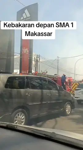 Kebakaran di depan SMA 1 Makassar. #sma1makassar #makassartiktokers #makassarinfo #fyppppppppppppppppppppppp #videoviral #videoviral #video #fypage #fyp 