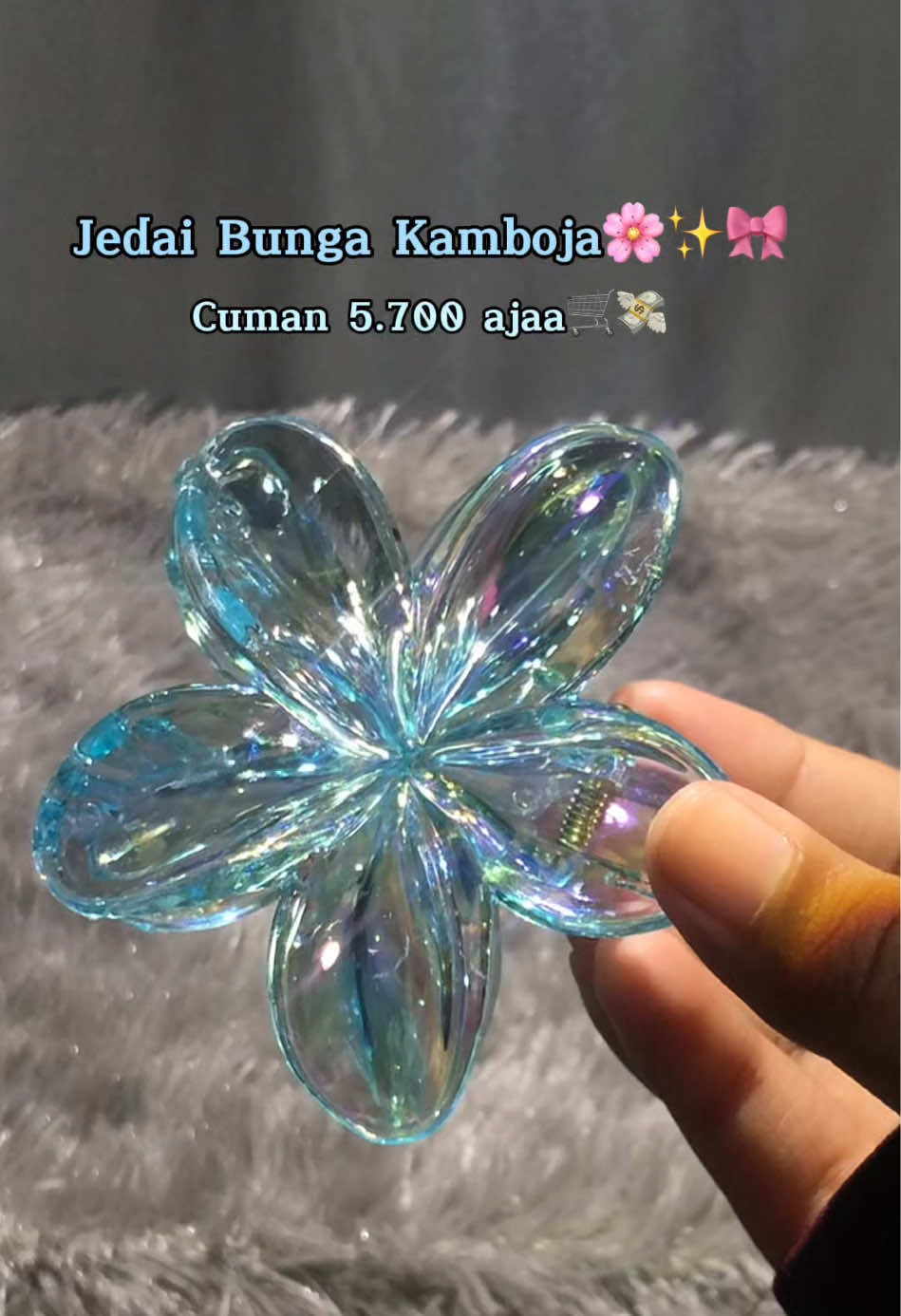 ✨ Look glowing cuma modal 5 ribuan!  🧡 Akrilik bening, bentuk bunga, vibes Korea banget Yang mau samaan bisa beli disini @VARY VASE STORE  #jedaikamboja #aksesorisrambut #hairclip #jepitrambutmurah #fyp 