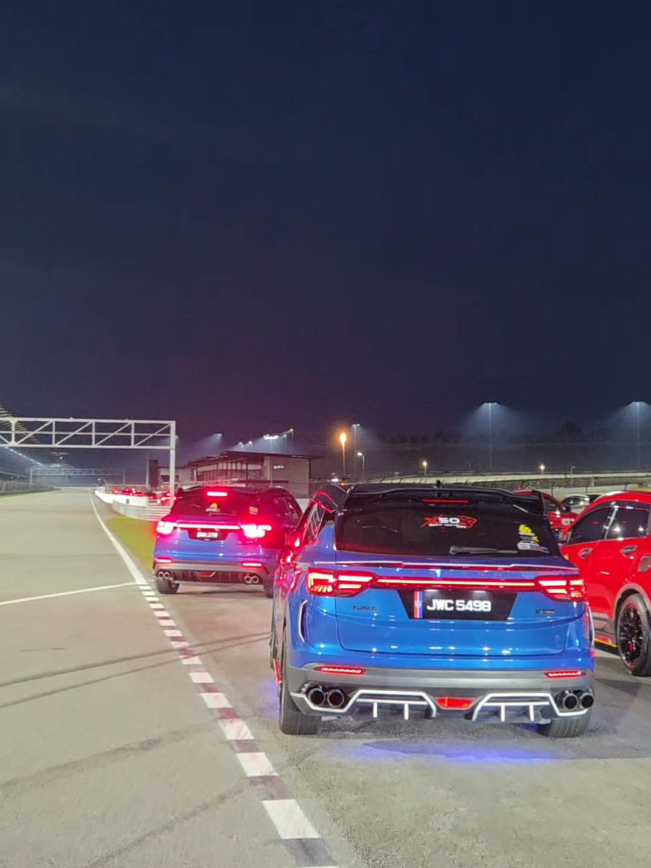 Throw back Sepang Attack 4.0...  Put your car's attitude on before you hit the road. #carparade #sepang #X50ISM #proton #x50  @X50 Indhiyar Samuthayam  @ChilLeXCreW 