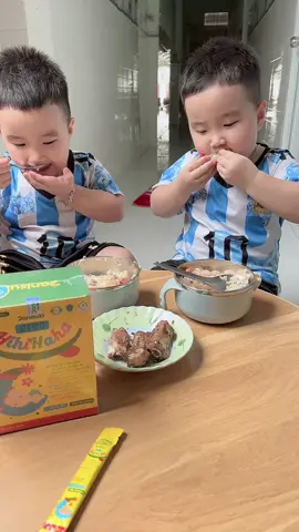 2 bé trâu xin mời ông bà cô chú ăn cơm trưa cùng anh em con ạ 😘 #anhembaton #siroanngon #embedethuong
