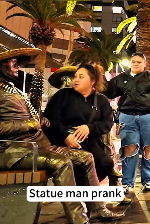 Statue man prank#funny #foryou #tiktok #prank #funnyvideos #funnymoments #fyp #funnyprank #hhh #statueprank #bushmanprank 