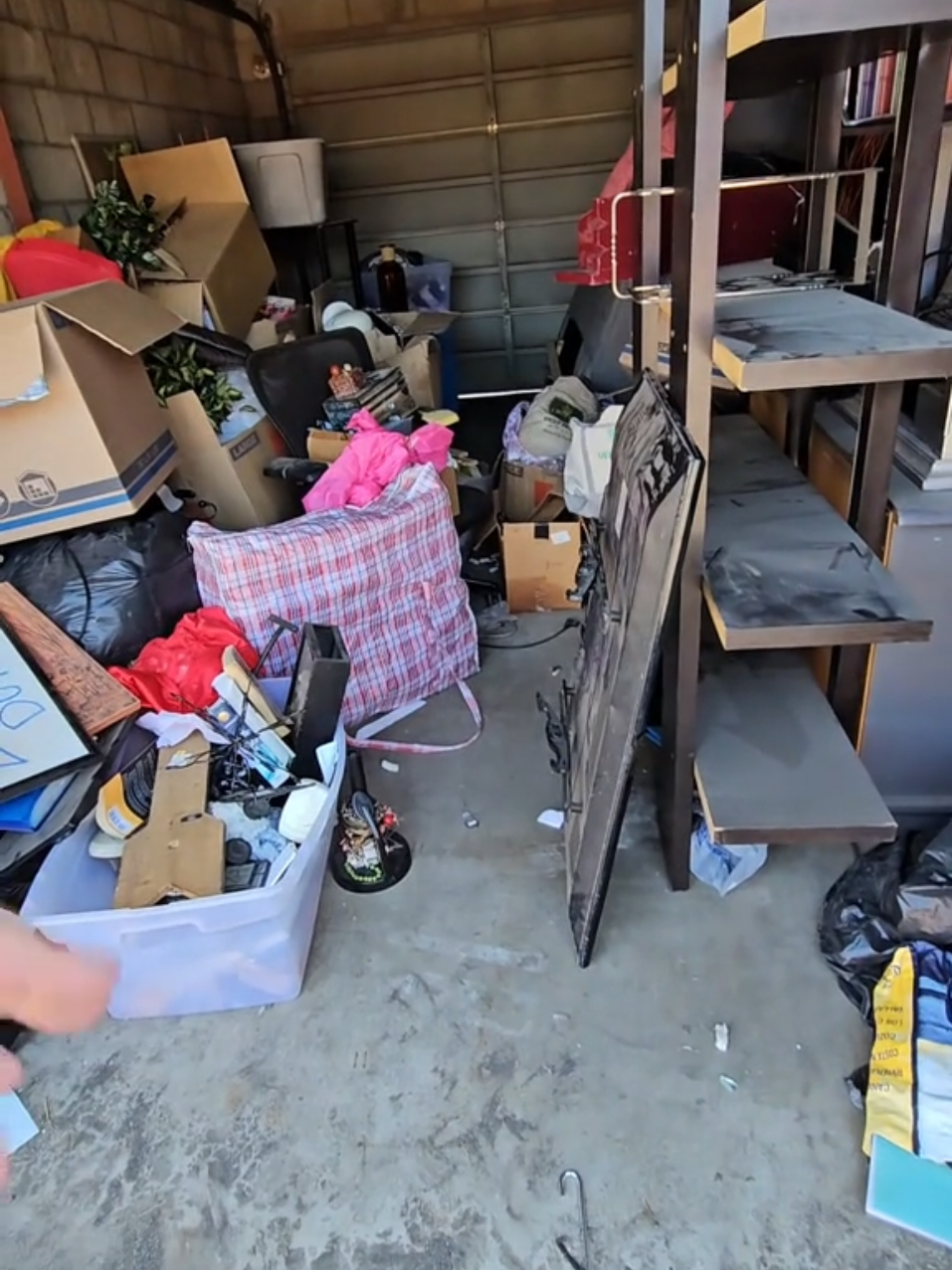 I putchase storage lockers and met the manager here and we hit it off. next thing i know im a vendo and picking up honeless encampments and unsold units for her. #jcshauling 