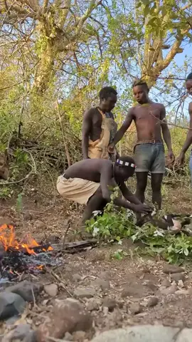 It's lunch time 😋This is lovely culture of sharing a little food they get#crdvideo #africa #လူမဲ #လူရိုင်း #fypdong 