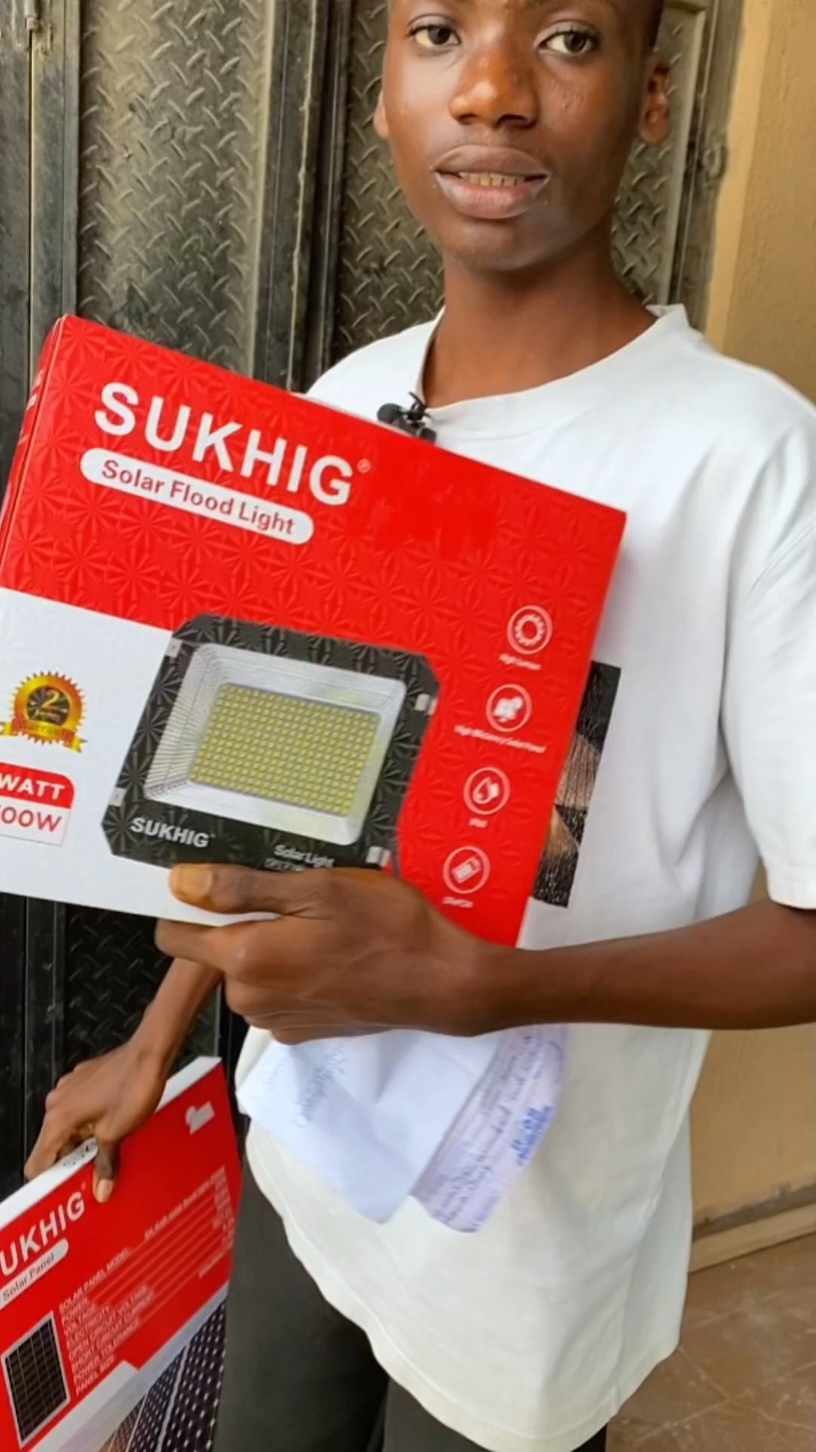 300w Solar flood lights and portable rechargeable bulbs😍😍 .  .  .  . #2kwh #lithiumbattery  #solarinverter #solarinstallation  #solarkit #powerstation #viralvideotiktok  #rechargeable #solargenerator #solar #solarpanels #nationwidedelivery #1500wat  #300watt  #benedictelectrical #500watt  #alabainternationalmarket #1000watt  #foryou #fypシ #3000watt . @BENEDICT ELECTRICAL 