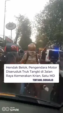 NEWS - Kecelakaan kembali terjadi di jalur tengkorak, Jalan Raya Kemerakan, Kecamatan Krian, Sidoarjo, Rabu (30/7) pagi. Seorang penumpang sepeda motor meninggal dunia seketika setelah kendaraan yang ditumpanginya diseruduk truk tangki yang diduga melaju tak terkendali. Korban tewas diketahui berinisial AS, 49, warga Kelurahan Kemasan, Kecamatan Krian. Saat kejadian, AS dibonceng oleh, S, 49, menggunakan sepeda motor Honda Vario W 2157 NFM dari arah Surabaya menuju Krian. Peristiwa nahas itu terjadi tepat di Jalan Raya Kemerakan. Warga setempat, Zain mengatakan motor korban awalnya melaju dari arah timur ke barat. 