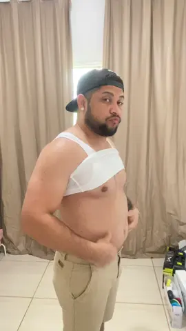 Camisa de compressão com ajuste firme e confortável, ideal para treinos, melhora a postura, define o tronco e pode ser usada por baixo da roupa. Tecido respirável, modela sem incomodar e ajuda na sustentação durante o dia. ——- #camisadecompressao #camisamodeladora #compressaomasculina #roupacompressiva #camisafitness #camisapostural #camisadepressao  