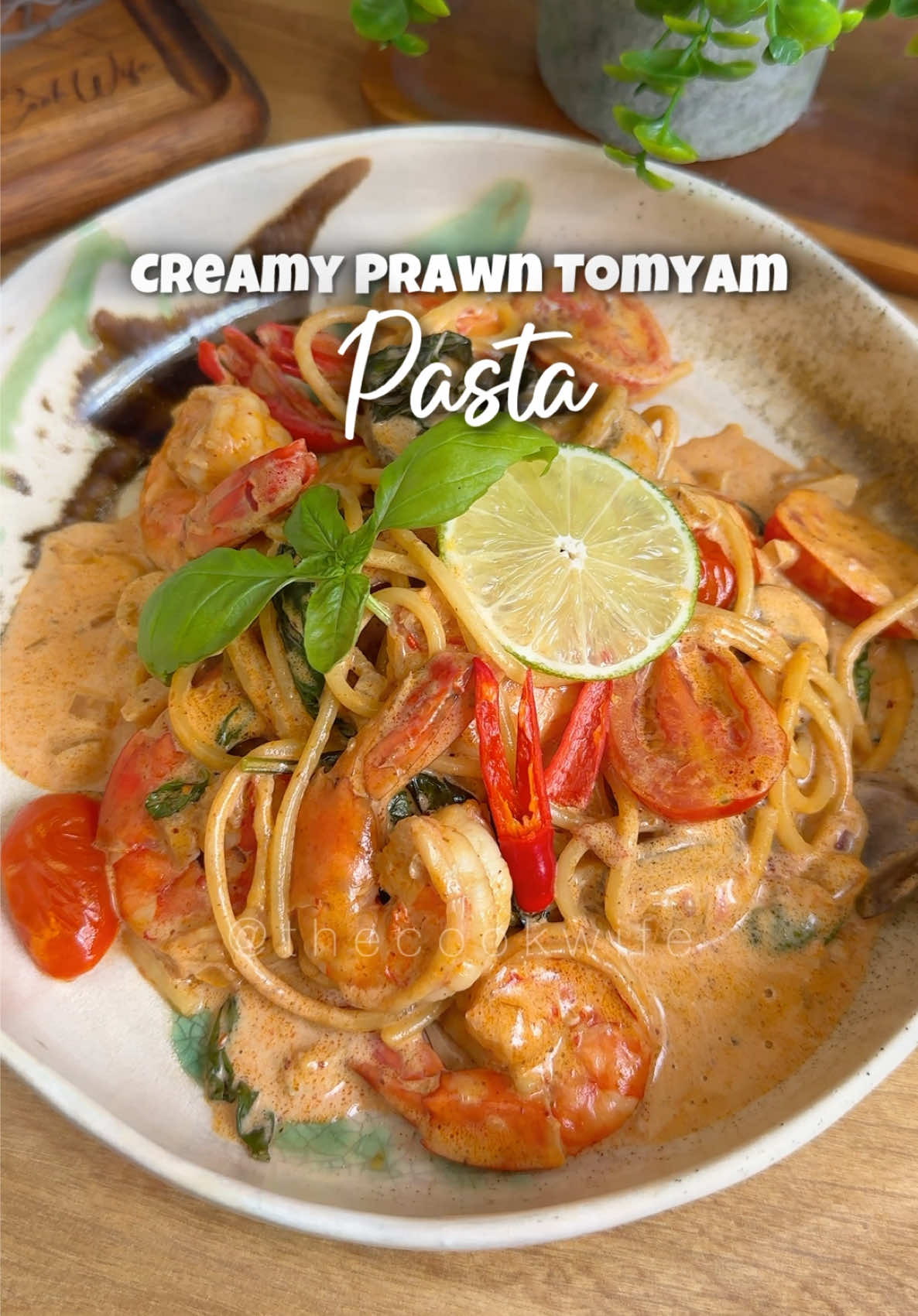 🦐CREAMY PRAWN TOMYAM PASTA🌶️ Teringin nak makan pasta yg creamy, pedas & masam2 sikit. Ni dia sepinggan pon x cukup 🥹💕Jom masak! 🌀Bahan-bahan🌀 🔅Spaghetti 🔅Olive oil 🔅Anchor Pure Butter (unsalted) 🔅Bawang holland 🔅Bawang putih 🔅Chilli flakes  🔅Pes tomyam 🔅Daun limau purut 🔅Air rebusan pasta 🔅Chicken stok 🔅Brown mushroom  🔅Mushroom seasoning  🔅Garam secukup rasa 🔅Udang 🔅Cili padi merah 🔅Anchor Cream Alternative  🔅Cherry tomato 🔅Sweet basil #fyp #fypシ #fypシ゚viral #reseptiktok #resepimudah #resepi #pasta