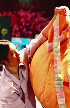 ในขณะที่เลิฟพูดว่าไม่เอาไม่เอาแต่ข้างหลังคือช่วยเปิดกล่องนมให้แล้ว555555555 #milklove #มิ้ลค์เลิฟ #muvmuv 