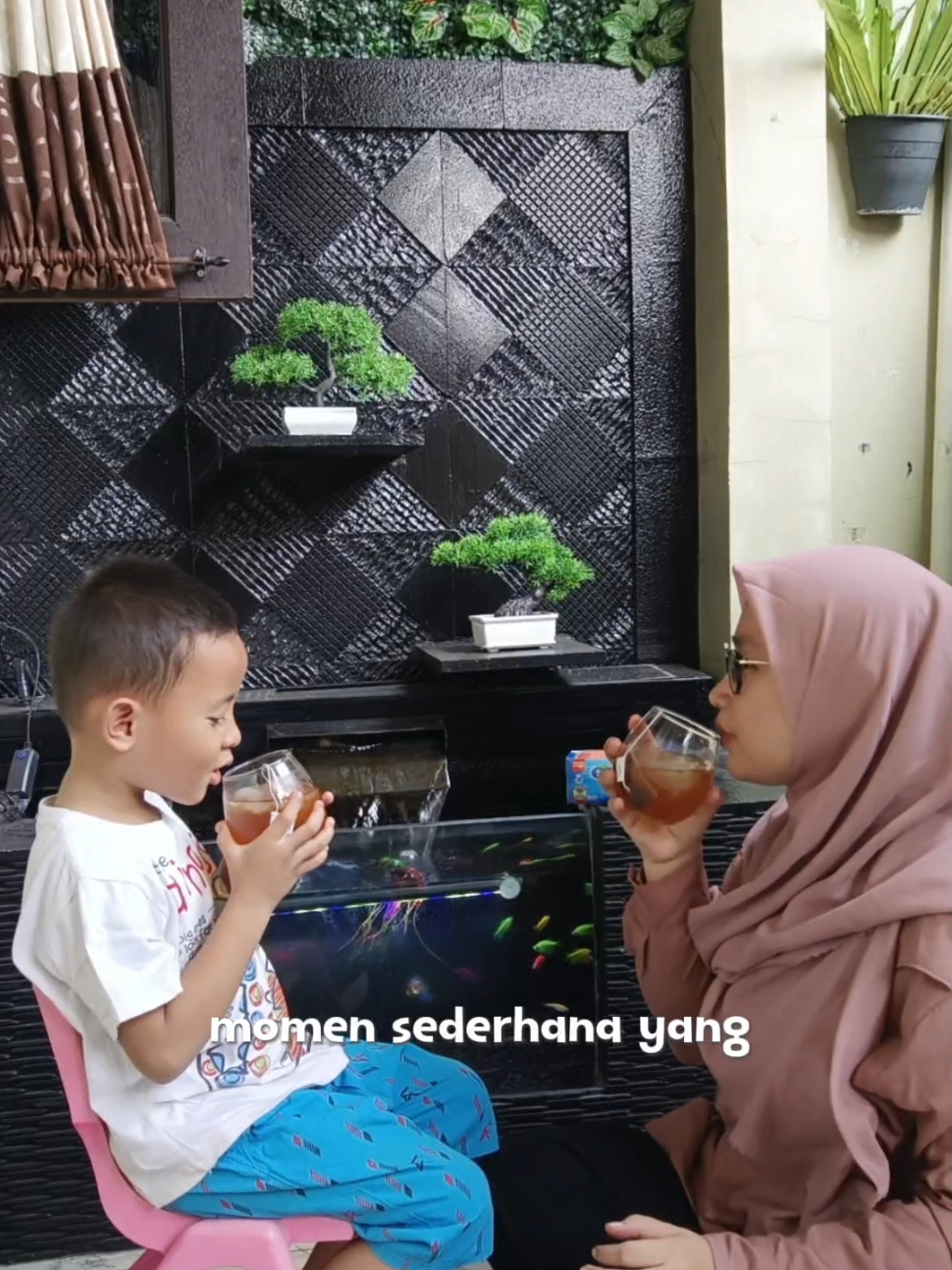 Panas-panas habis jemput anak, paling enak bikin es teh sendiri. SariWangi tuh selalu jadi pilihan. Tehnya berasa, manisnya bisa disesuaiin. Duduk sebentar, nikmatin teh dingin moment sederhana yang berarti bareng SariWangi. Segernya es teh pake SariWangi #WaktunyaNgeteh #SariWangi @sariwangi.indo 