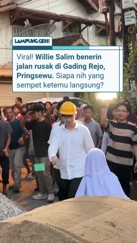 Willie Salim Benerin Jalan Rusak di Gadingrejo, Pringsewu! Sekelik, konten kreator Willie Salim dateng ke Lampung buat nemuin Lilis, bocah viral asal Pringsewu, Selasa (29/7)! 🙌 Nggak cuma sekadar ketemu, Willie juga benerin jalan rusak di Gadingrejo, sebagai bentuk dukungan atas permintaan Lilis yang pengen jalan kampungnya diperbaiki. Kedatangan Willie Salim bikin heboh satu kampung di lingkungan rumah Lilis. Warga penasaran dan antusias liat langsung momen ini!  Siapa yang sempet ketemu langsung, Sekelik? TT/aisyahrayyaboutique #LampungGeh #WillieSalim #Lilis #Gadingrejo #Pringsewu #InfoLampung #beritalampung #cafelampung #kulinerlampung #lampungviral #jalanlampung #storylampung #tempatnongkronglampung #visitlampung 