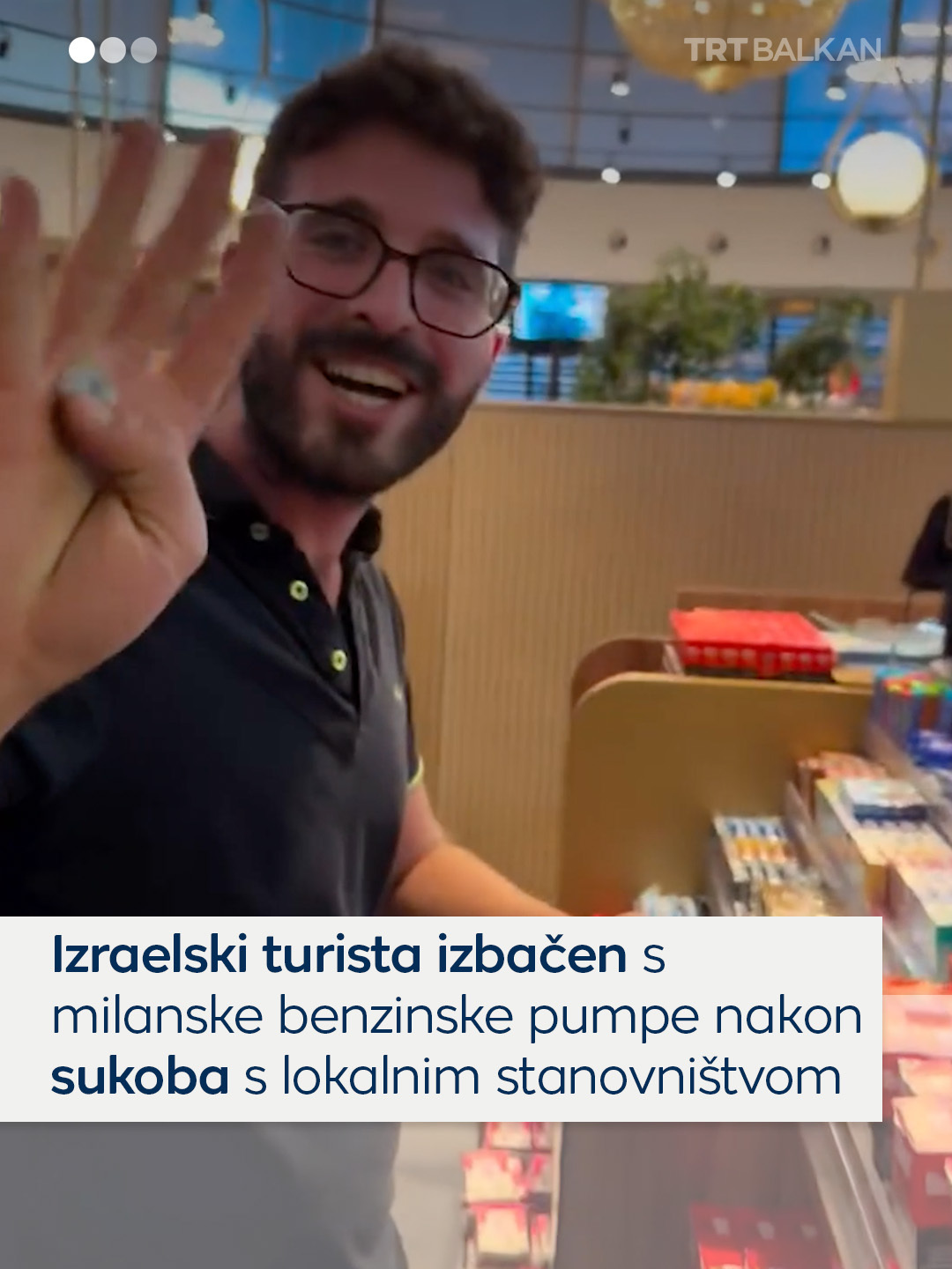 Izraelskog turistu u Milanu su kupci izbacili s benzinske pumpe nakon što je prijetio i vrijeđao blagajnika. Mještani su ga dočekali uzvicima 