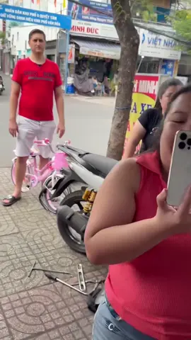 Video này đang viral trên mạng giữa cuộc trò chuyện vui vẻ đầy tiếng cười của 2 người. Anh Tây nhờ sửa xe đạp, chủ tiệm xe máy muốn giúp đỡ nên đã bơm giúp bánh xe. Anh Tây mang về thì xe bị bể bánh và cái kết