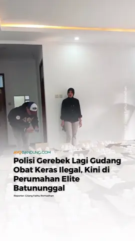 Gudang Obat Keras Ilegal Digerebek di Perumahan Elit Batununggal Polrestabes Bandung kembali menggerebek rumah mewah di kawasan Batununggal, Kota Bandung, yang ternyata digunakan sebagai gudang penyimpanan jutaan butir obat keras ilegal jenis Double Y dan Hexymer. Dari lokasi, polisi menyita 1,4 juta butir obat siap edar dan menangkap satu pria berinisial IB (42), yang bertugas sebagai penjaga gudang. Kasus ini merupakan pengembangan dari pengungkapan sebelumnya di kawasan Cibaduyut. Kapolrestabes Bandung Kombes Pol Budi Sartono menyebut IB bagian dari komplotan yang kini terus diburu, termasuk pelaku utama yang diduga kabur ke Sumatera.  Obat-obatan tersebut rencananya akan diedarkan di Bandung dan sekitarnya, bahkan menjangkau wilayah lain di Jabar.  Selengkapnya di Ayobandung.com (link di bio) Reporter: Gilang Fathu Romadhan