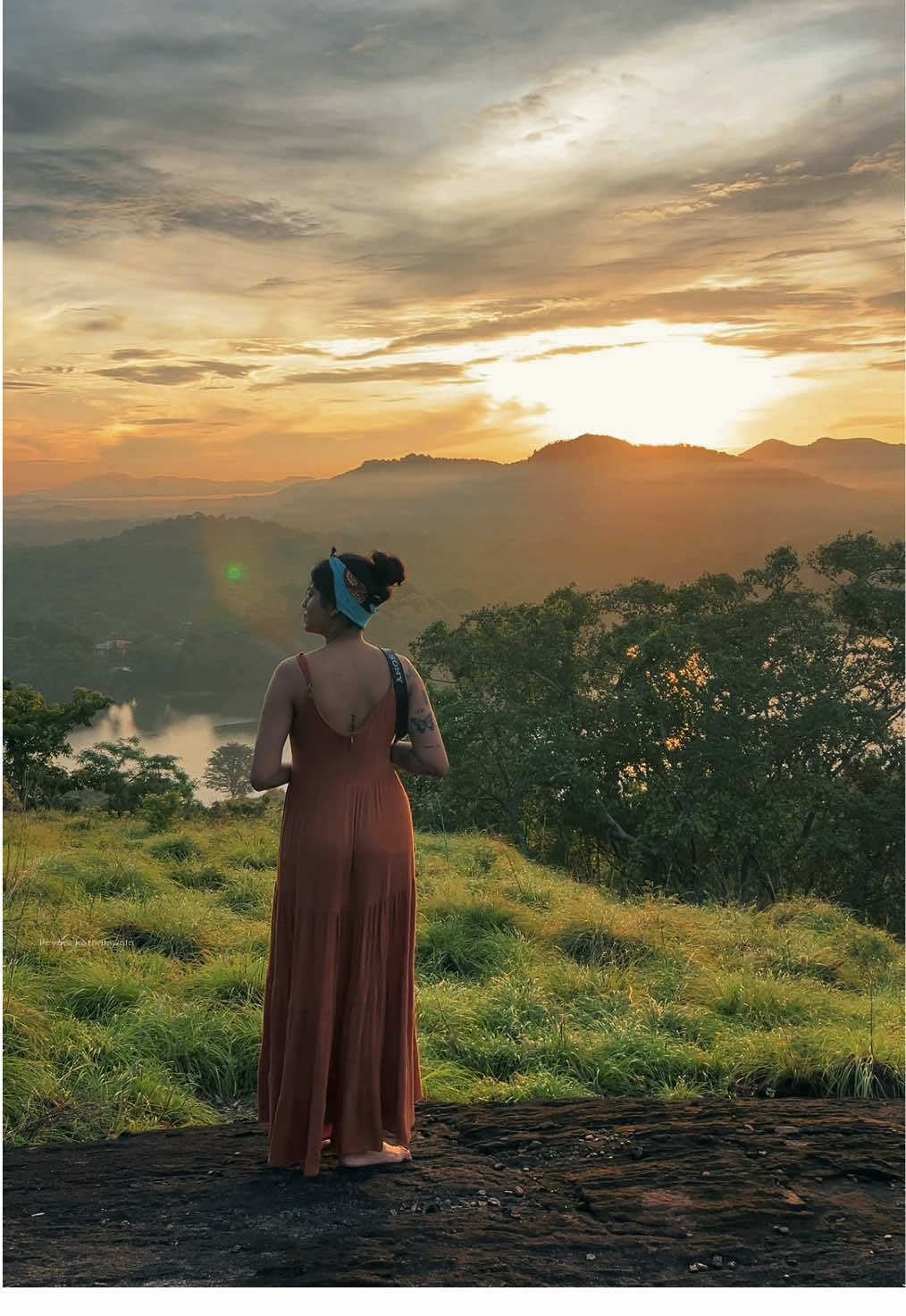 සන්තාන මල් පීදුනා හිතැත්තී උන්නාම ලං වී එදා .. ඇස් ගාව මං පේ වෙලා හිඳින්නේ හංගාන ආලේ කතා .. . . . ( primotional video )  @Imesh Sandeepa  . #fyp #foryoupage #foryou #srilankan_tik_tok #trending #mood #sltiktok #travelgirl #tiktoktrainment #🇱🇰 #selflove #smile #sl_official #classic #aesthetic #pavanikothalawala #songs #Love #moody #sunrise 