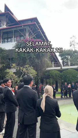 Selamat, kakak-kakak. Doa kami, di rumah ini, menyertai setiap hal-hal baik yang siap menyambutmu di depan sana. Kelak, semoga rumah jingga ini bisa kembali menyatukan kita untuk memberi dan membuatnya besar bestari dan lebih lestari🧡 #adayinmylife #campuslife  #wisuda #teknikgeodesi #itb 