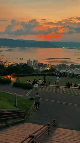 立石公園からみた最高のかわたれ時🌇✨ まるで『君の名は。』の世界に迷い込んだような気持ちになりました🌌💫 #立石公園 #諏訪湖 #長野観光 #日本の絶景 #君の名は #糸森湖 #nagano #japan #🇯🇵  #🌆 📍立石公園　長野県