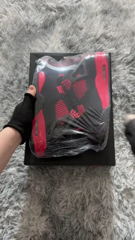 Jordan 4 red thunder 🔥📦#fyp #jordan4 #sneakers #luxury #goviral #streetwear #sneakerhead #shoes #fashion #luxurylife #jordans 
