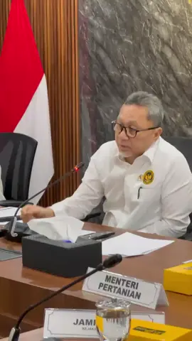 Operasi pasar yang digelar tidak hanya massif, tapi juga disertai pengawasan ketat, yang mencerminkan komitmen Zulhas terhadap transparansi dan akuntabilitas distribusi pangan. #zulkiflihasan #zulhas #menkopangan #panganuntukindonesia #bantupanganbanturakyat #ketumpanzulkiflihasan #Partaiamanatnasional #PAN #