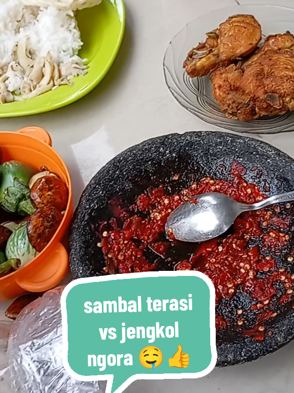 Biasanya Sambel Dadak Terasi ini ada di rumah makan Sunda, semua bahan sambel mentah kecuali terasi Sambel Dadak Terasi Bahan : Cabe rawit merah Bawang merah  Terasi merah (secukupnya) Gula aren (wajib gula aren) Garam Penyedap Jeruk limau #menusunda  #sambeldadakterasi 