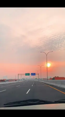 Tol + nan ko paham = 💃🕺 Makin diputer makin semangat 🙂😆 #tol #tolsurabaya #sunrise 