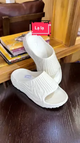 Đôi dép đi mà ai cũng hỏi. Nó lạ lạ mà xinh xinh #vyreview #muataitiktokshop🛍 #depquaingang #tipono 