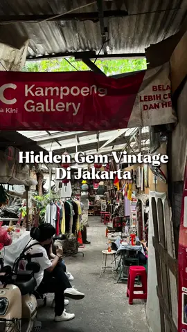 Pasar loak tapi vibes-nya artsy dan penuh kejutan. Gue eksplor Pasar Loak Kebayoran Lama, tempat barang-barang vintage kayak sepatu bekas, pernak-pernik jadul, mainan lawas, sampe perhiasan antik berjejer di pinggir jalan. Akses gampang: naik KRL turun di Stasiun Kebayoran Lama, keluar di pintu B Hidden gem alert: di balik pasar loak ada gang kecil namanya Kampoeng Gallery, isinya warung dan kafe dengan nuansa vintage dan super cozy! Cocok banget buat lo yang cari tempat hunting barang unik, konten estetik, atau sekadar ngopi santai di tempat yang beda dari biasanya. #travel #solotravel #rekomendasi #tutorial #budgettravel #luarnegeri #jakarta #vintage #klasik #hiddengems #malaysia #singapore 