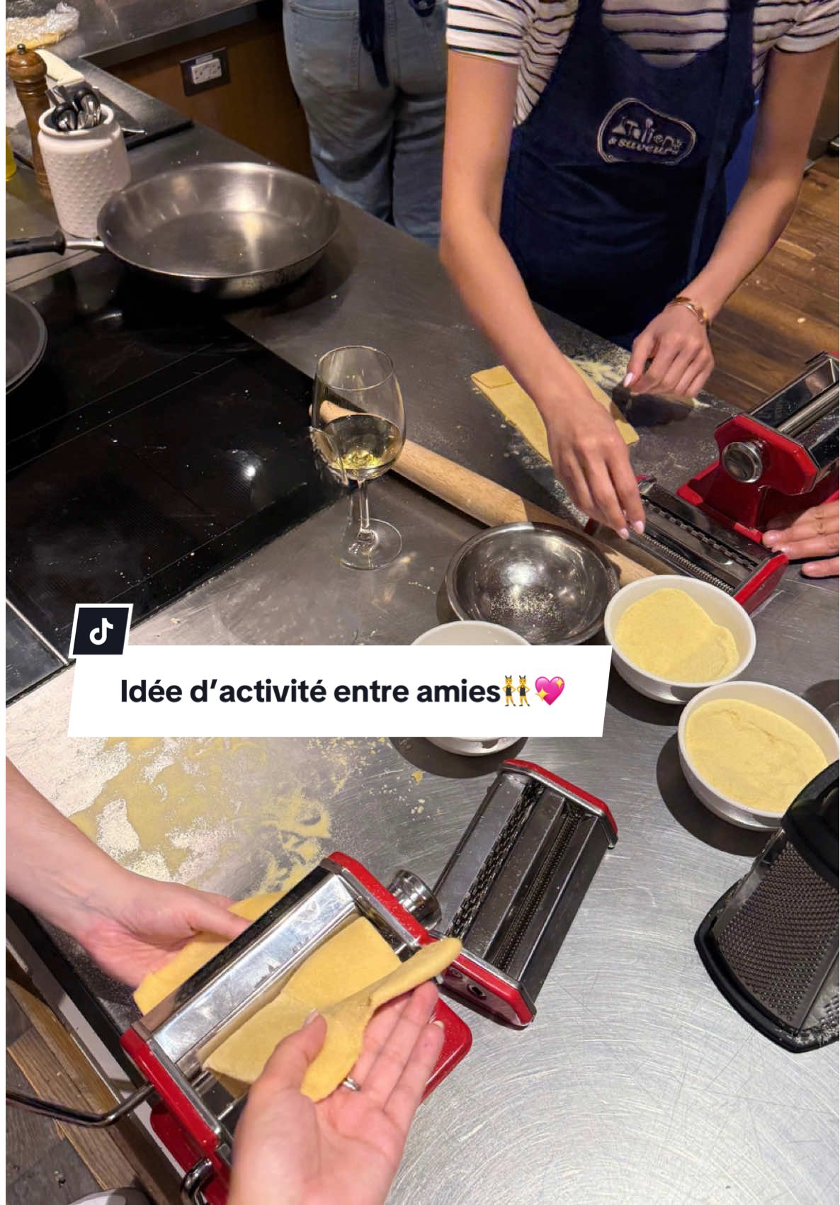 POV : C’est la Journée internationale de l’amitié et vous surprenez votre meilleure amie avec un atelier de  pâtes fraîches (comme en Italie🍝🇮🇹) au Ateliers et Saveurs du Time Out Market au Centre Eaton de Montréal 🥹✨ Un moment gourmand, fun et 100% mémorable à partager. Prochaines dates en ligne ! 👯‍♀️ @Time Out Market Montreal