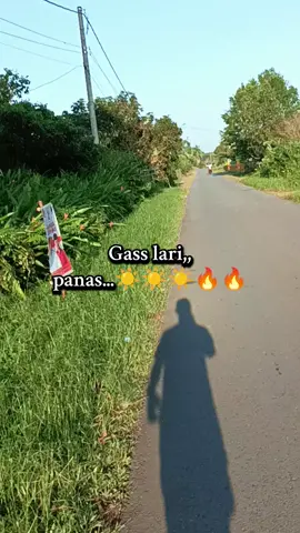 umur segini lari sore bertempur melawan matahari ☀️☀️  #Running #run #tinshalfmarathon2025 #evenrunning 