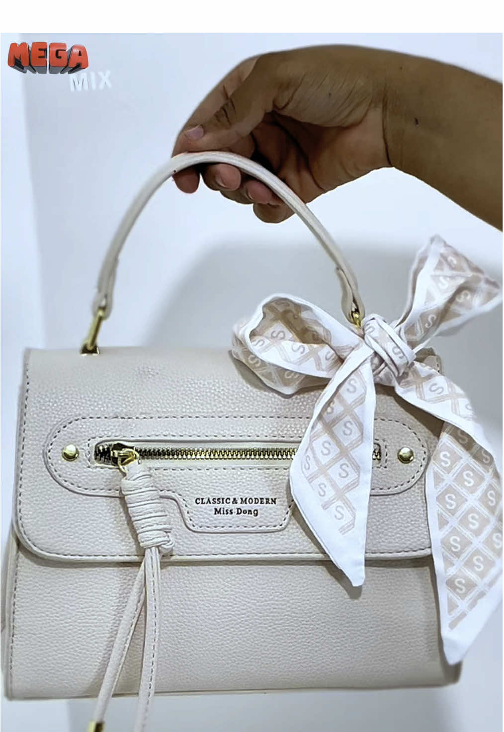 💼 Elegância e estilo em cada detalhe! Essa bolsa Miss Dong – linha Classic & Modern tá um luxo só 😍 Com acabamento impecável, zip dourado e esse lenço charmosíssimo, ela é a escolha perfeita pra quem ama sofisticação! 🛍️ Varejo: R$68,00 📦 Atacado: R$53,00 à vista (a partir de R$300 em compras) ✨ Só na Mega Mix Variedades você encontra modelos assim com preço de verdade! 📍 R. Portão da Piedade, 13 – Barris 🚫 Não fazemos entregas 📸 Ref: Miss Dong Classic #MegaMixVariedades #BolsaChique #EstiloComPreçoBom #AchadinhosDaMegaMix #SalvadorBA