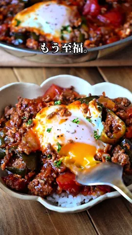【ワンパン♪トマトとピーマンのタコライス風丼】 ⁡ 材料　3人分（2〜3人分） 合い挽き肉　250g 玉ねぎ　1/2個 トマト　1個(120g) ピーマン　2個 にんにくチューブ　小さじ1/2 卵　3個 Aトマトケチャップ　大さじ6 Aウスターソース　大さじ3 A味付きカレーパウダー　小さじ2 A醤油　小さじ1 A砂糖　小さじ1/2 A塩こしょう　適量 ブラックペッパー　お好みで ⁡ #節約レシピ #夏休みランチ #ランチレシピ #ワンパンレシピ #時短レシピ #おうちごはん #Recipe 
