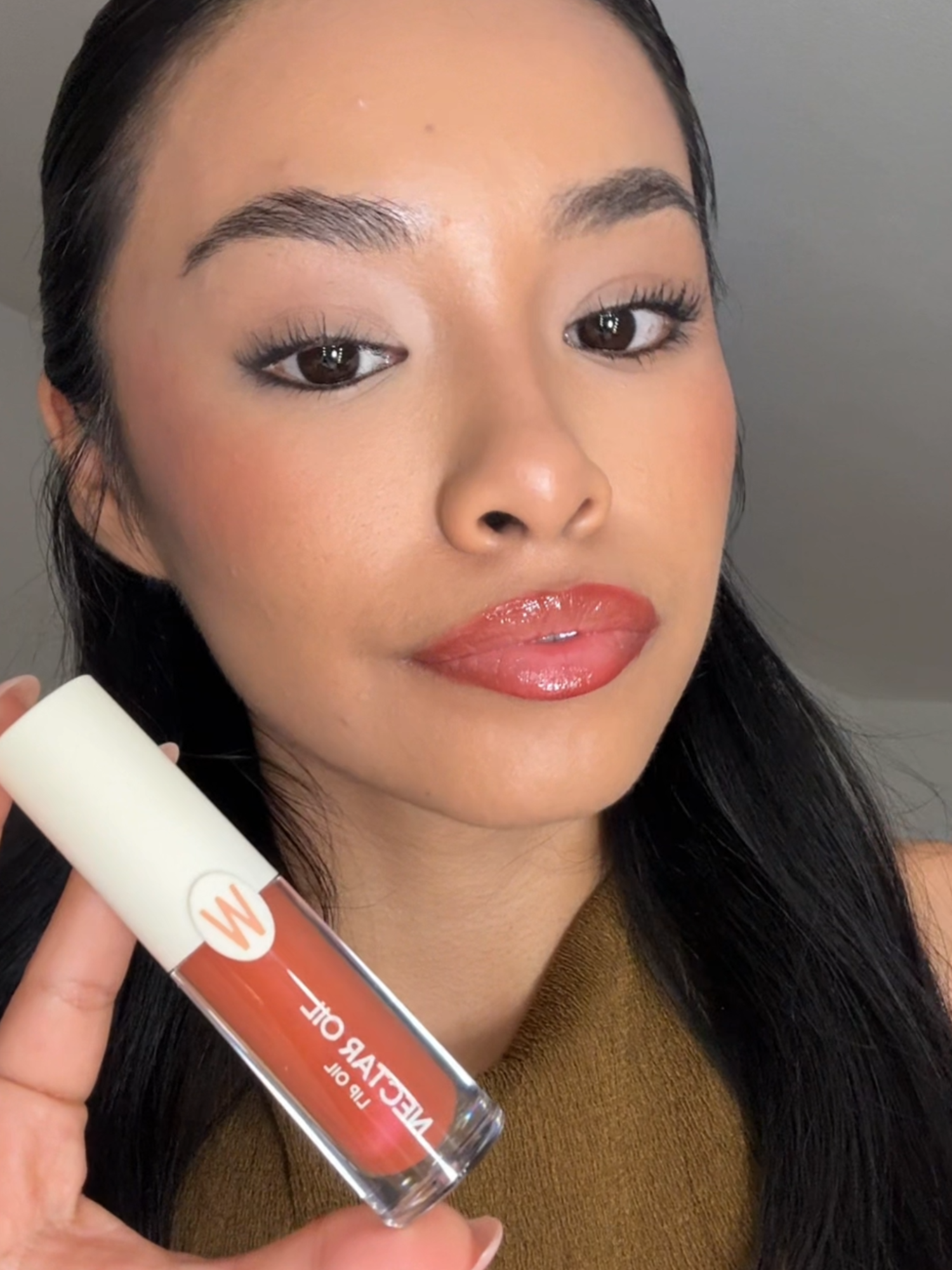 @ciaraacostamoscol ci svela la combo perfetta per labbra da urlo. 💄 #Everlasting24hLipPencil shade 27 per una definizione impeccabile ✨ #NectarOil shade 05 per un effetto 3D extra-shiny che rimpolpa e illumina Il risultato? Labbra voluminose, juicy e irresistibili.🍓 #Wycon #WyconCosmetics #GipsyVibes #NectarOil #Everlasting24hLipPencil #LipCombo