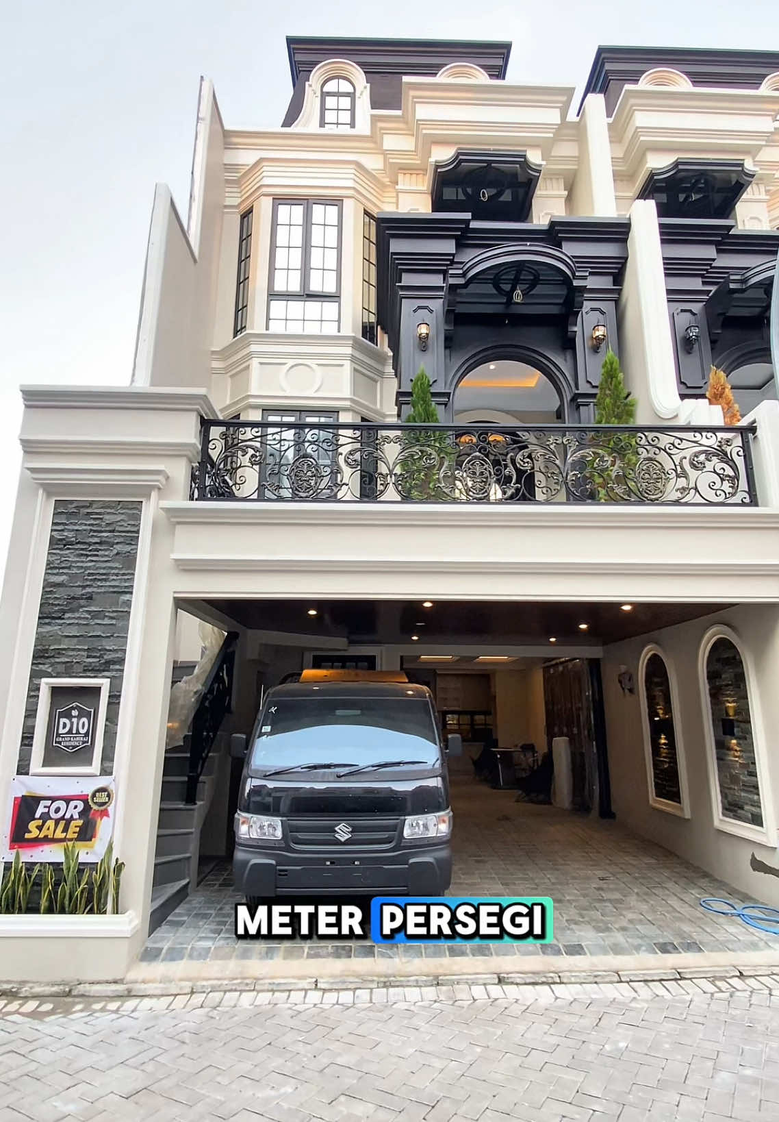 Spill tipis tipis Kav. D10 SPESIFIKASI KAVLING ✔️Bangunan 4 lantai  ✔️LT 102 m2 ✔️LB 300 m2 ✔️IDR 3.85 M (Nego) ✔️LANTAI 1 - Carport 2 mobil  - Garasi 1 mobil - Gudang  - kamar ART 1 - Kamar ART 2 - Toilet  - Dapur Kotor - Kolam Renang ✔️LANTAI 2 - Balkon / Ruang Santai Outdoor View Carport - Ruang Tamu  - Ruang Keluarga  - Ruang Makan - Dapur bersih - Kamar mandi - Kamar Tidur + Kamar Mandi  - Balkon belakang - Void belakang ✔️LANTAI 3 - Kamar tidur utama + Balkon santai + Kamar mandi - kamar Anak + Balkon + Kamar Mandi  - Ruang Tv atau Ruang Kerja ✔️LANTAI 4 - Ruang Serbaguna - Kamar Mandi - Pantry + Minibar - Rooftop Area santai keluarga - Area Cuci jemur #rumahmurah #rumahimpian #adieracingproperty #rumahdijual #beranda #rumahmewah #homesweethome #fyp #rumahidaman #fypviralシ #xybca #homesweethome 