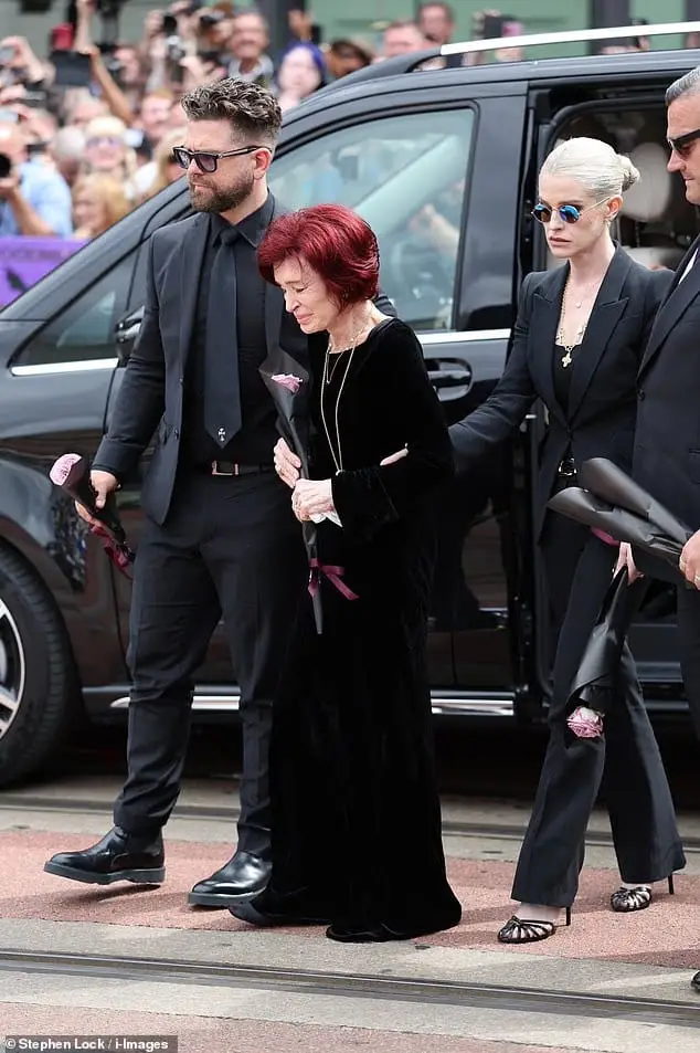 Sharon Osbourne se desmancha em lágrimas durante emocionante cortejo fúnebre de Ozzy  O ícone do heavy metal, que morreu na semana passada aos 76 anos, foi homenageado em um desfile por sua cidade natal - com amigos e familiares, incluindo sua esposa, prestando uma homenagem especial à estrela no Black Sabbath Bridge. Os filhos de Sharon e Ozzy, Jack, Kelly e Aimee, depositaram suas próprias homenagens florais no local  e fizeram um sinal de paz enquanto demonstravam gratidão à multidão  acompanhados pelo filho de Ozzy, Louis, de seu primeiro casamento com Thelma Riley. O cortejo fúnebre foi liderado por uma banda de metais, a Bostin' Brass, que tocou versões de músicas do Black Sabbath, como Iron Man, enquanto milhares de devotos emocionados lotavam as ruas e cantavam em memória de Ozzy. #tiktok #tiktokbrasil #fy #ozzyosbourne #ozzyosbourneedit #sharonosbourne #kellyosbourne #blacksabbath #sharonosbourneedit #ozzyosbourne  