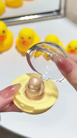 One of these ducks is a little different 🤔🌟 ID:111307625 #highlighter #highlighterhack #viralhighlighter #highlighterglow #glitterhighlighter #sheglambubblebathdreams #SHEGLAMcollection #SHEGLAM