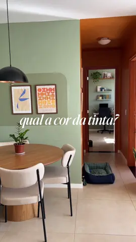 A pergunta que mais recebo por aqui é: “qual a cor da tinta?” E se você já passou por aqui antes, provavelmente também ficou curioso. Pois pronto! Tudinho é da @tintas_suvinil (amo real 💛) - Verde clarinho: Capim de Cheiro - Verde escuro: Pinheiro - Laranja do corredor: Calcita Alaranjada - Azul do quarto: Mantra #cores #paredecolorida #casacolorida #casabrasileira #cor #pinturaparedes #suvinil     