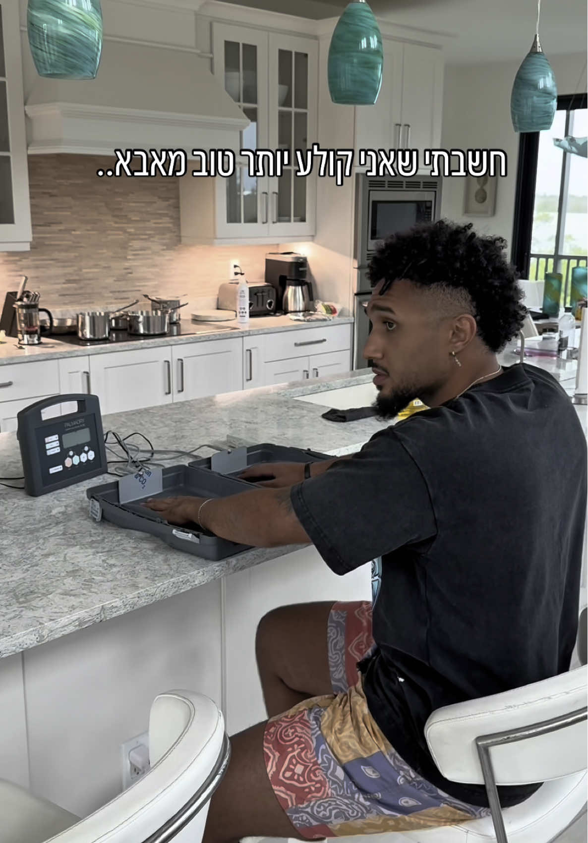אבא אומר שאולי בזכות מכשיר הפלמה דריי אני אקלע כמוהו😂אין ספק שזה שינה לי את החיים אני באמת יבש בכפות הידיים והרגליים! שימו לב מי שסובל מהתופעה הזו כמוני אני ממש ממליץ ללכת למרכז רפואי VIV ולרכוש את המכשיר! צריך להתמיד איתו אבל זה לגמרי שווה!! @VIV clinic  טלפון: 09-9569581
