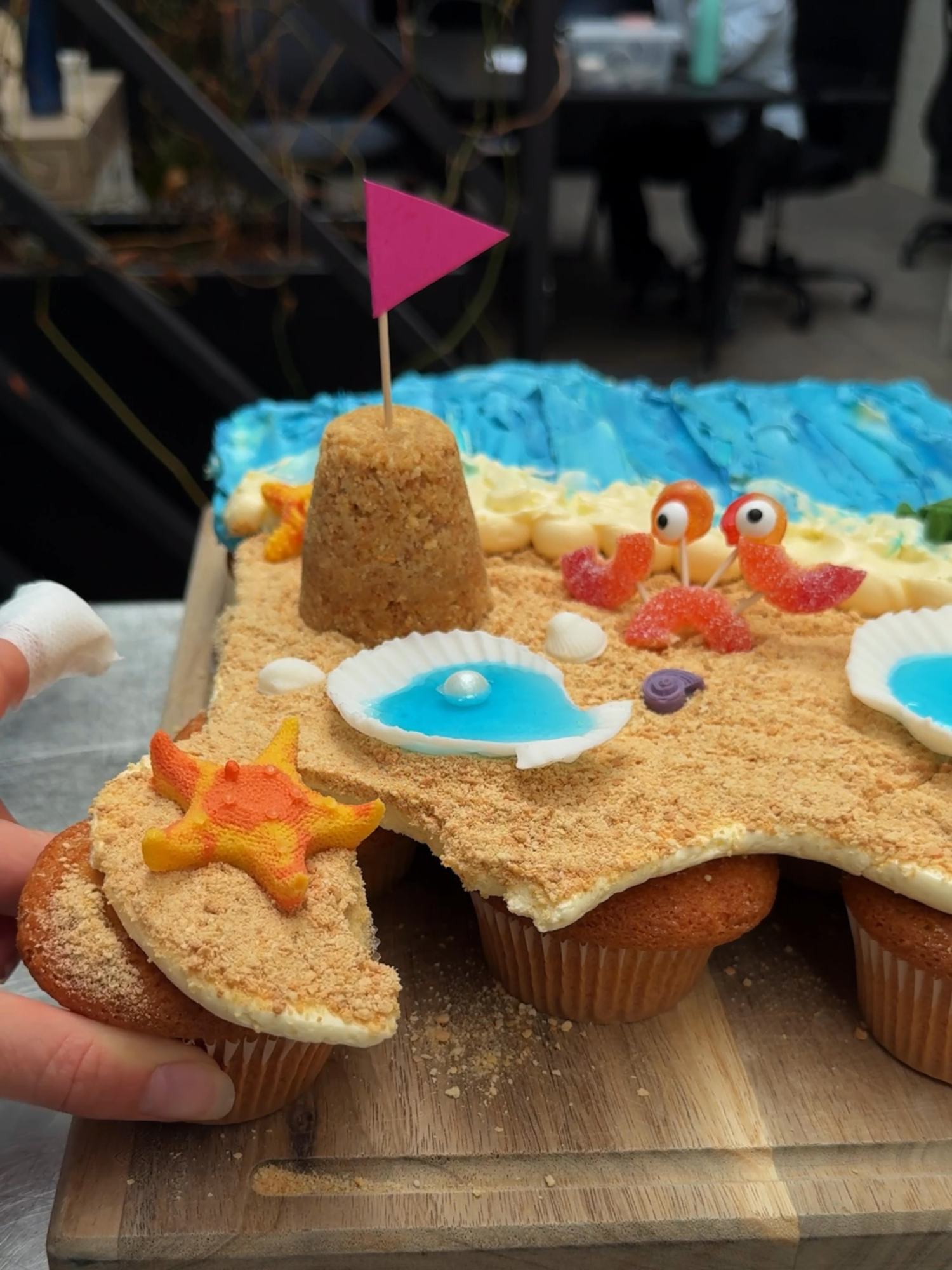Beach Pull-Apart Cupcakes! Seashells, sand, and cupcakes in hand 🐚🏖️ #fyp#usa🇺🇸#cupcakes#cupcakesdecorating