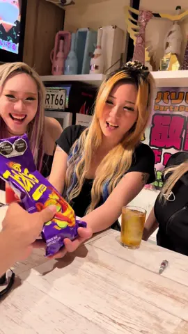 Les dimos Takis a mis amigas Gyarus en Shibuya🇯🇵💅🏼 Si vienen a Japón definitivamente vengan a visitarlas, soy súper súper divertidas! 💖 📍@galcafe_10sion muy cerca del cruce de shibuya #japon #gyaru #culturajaponesa #japonesa #comidamexicana #takis #gyarufashion #gyarustyle #vidaenjapon