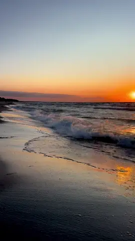 Kommt gut in den Abend. 🌅🫶#ostsee #lieblingsplatz #beautifullplace #takeadeepbreath #sonnenuntergang 