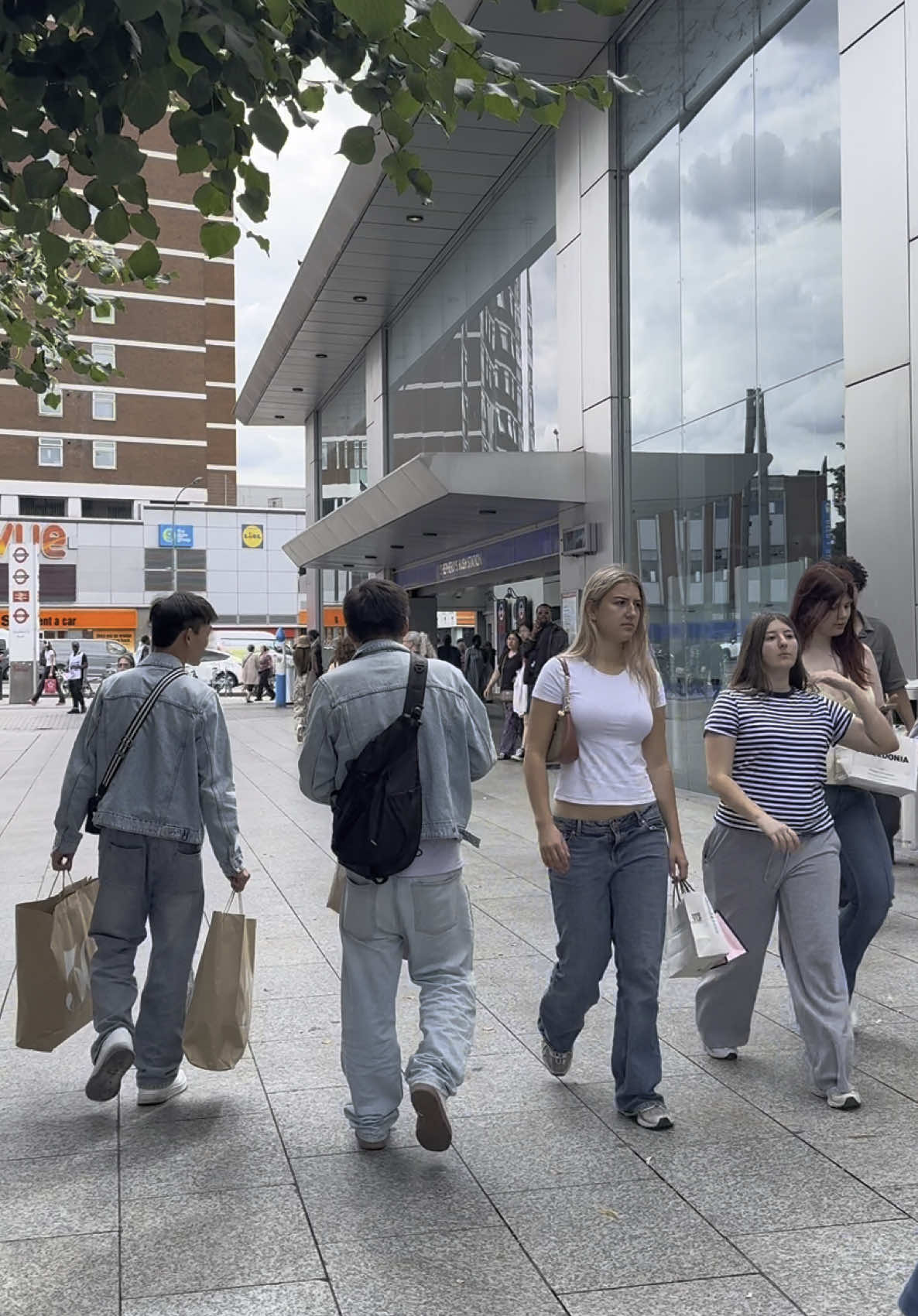 London Streets 🇬🇧 Shepherd’s Bush underground station, W12