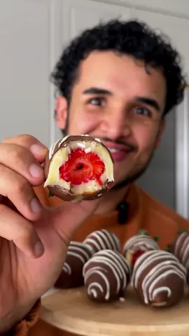 Bombom de morango 🍓  Ingredientes:  1 lata de leite condensado  1 caixinha de creme de leite  4 colheres de sopa de leite em pó  300 gramas de chocolate ao leite derretido e temperado  50 gramas de chocolate branco derretido  Misture tudo em fogo médio até chegar no ponto do vídeo ( bem firme), deixe descansar por pelo menos 4 horas.  Higienize e tire o cabinho de 10 morangos, pegue uma colher da massa do brigadeiro e envolva no morango fazendo um formato de coxinha, faça isso com todos!  Banhe o morango no chocolate derretido e coloque em cima de uma folha de papel manteiga, faça listras com chocolate branco e espere secar, aproveite! Fica sensacional ❤️ #morango #brigadeiro #morangodoamor 