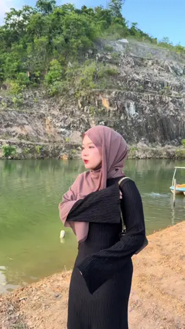 i wore size L and this dress seriously made me look slim 🖤! #dressmuslimah #dressmurah #dress #onthisday 