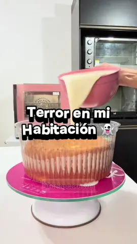 No vengo a hablarte de tres leches 😱😱😱.  Anoche tuve una experiencia de terror, no soy de tener miedos nocturnos ni nada de eso. Pero anoche me ocurrió que estaba dormida y a eso de las dos de la mañana se enciende mi celular. Él estaba en un lado de mi cama. Yo arropada fui con cobijas por el frío y lejos de él. Resulta que se enciende con una música altísima, yo me despierto asustada buscando de donde pues obvio que mi celular no iba a ser pues se desbloquea con mi cara. Resulta que se desbloqueó se encendió la música y yo desesperada sin saber qué música era pues no estaba escuchando nada cuando me dormí solo viendo Tiktok. La música era de un live ni me pregunten de quien pues ni idea. Cuando abro estaba era mi perfil no más nada. Cerré la aplicación todo y listo. Se enciende después mi televisor pero no me asuste pues él se enciende así ya que el control tiene una falla y si es normal que pase. Sin embargo ocurrió todo junto. No tuve miedo pues no quise ni pensar el porqué. Pero si me despierto hoy con la duda de qué pasó? Quien está aquí? Ya he visto sombras de alguien no sé quién. Pero nuestro visitante es Tiktokero 🤣🤣🤣.  #paratiiiiiiiiiiiiiiiiiiiiiiiiiiiiiii #paratí #fantasma #sobrenatural #experiencia #omelhortrêsleitesdomundo #historias 