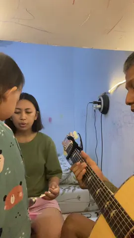 Terbuang dalam waktu’ such an amazing song ❤️  Sambil nyuapin smoothies buatan mami nya. Menyenangkan!  🎵 : @barasuara - terbuang dalam waktu 🎸 : @Orleeozora Anugerah Perkasa 