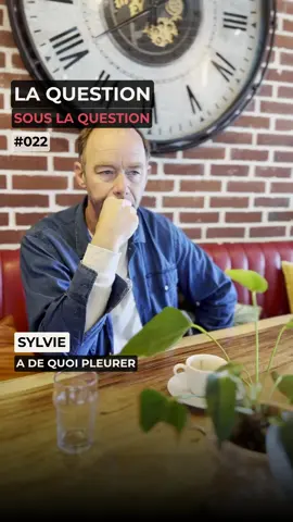 Sylvie a tout perdu en un an. Son couple. Son fils devenu adulte. Ses parents. Sa maison. 👉 Et elle se demande pourquoi elle est triste. 💡 Parfois, il faut accepter la claque, et prendre le temps de s’écrouler. Pour de bon. 👉 Ce n’est pas un échec. C’est un passage. Et si vous ne vous autorisez pas à pleurer, vous risquez de rester coincé.e dans cette tristesse. #Chagrin #Deuil #Solitude #MomentDeVie #Tristesse #QSQ #FranckLopvet #anglesmorts