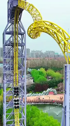 Challenging the Zhengzhou Fantawild Storm Eye roller coaster, the biggest fear is this type of roller coaster that does not press the shoulders, rises vertically and rapidly, rotates in high altitude, and moves forward and backward, with people flying in front and souls chasing behind#FirstPerspective #RollerCoaster 