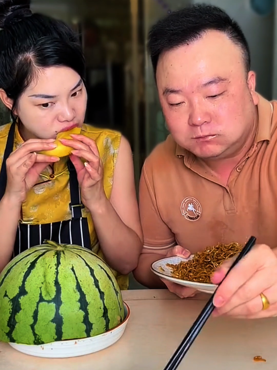 Chinese viral couple food eating #eat #food #mukbang #couple #viral #Foodie #coupleeatingprank  #creatorsearchinsights 