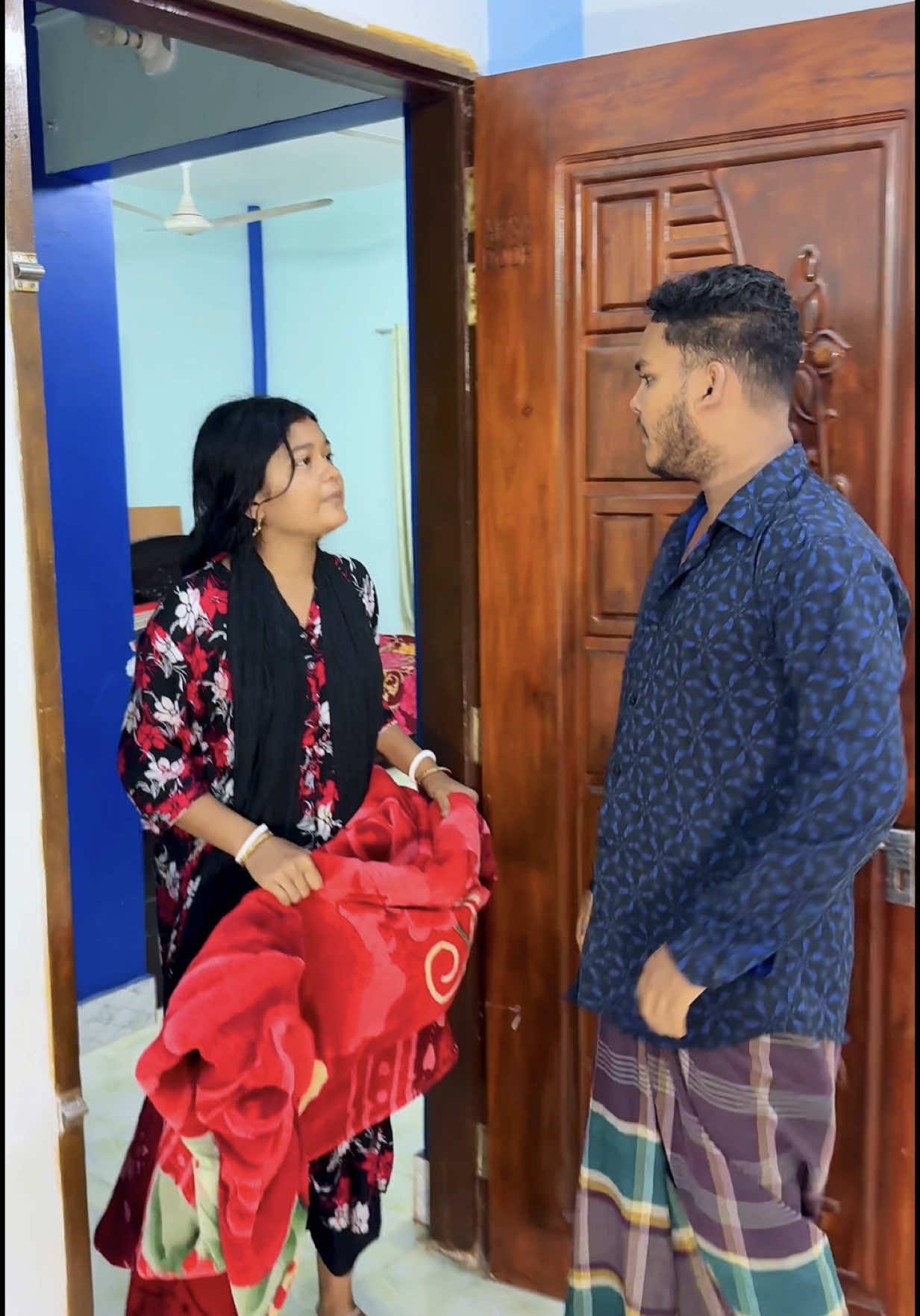 মেয়েদের বুদ্ধি হাটুর নিচে থাকে 😀 #Mithusarkar #JuiOfficial #JuiMithu #Dalalbazar @Jui Mithu 
